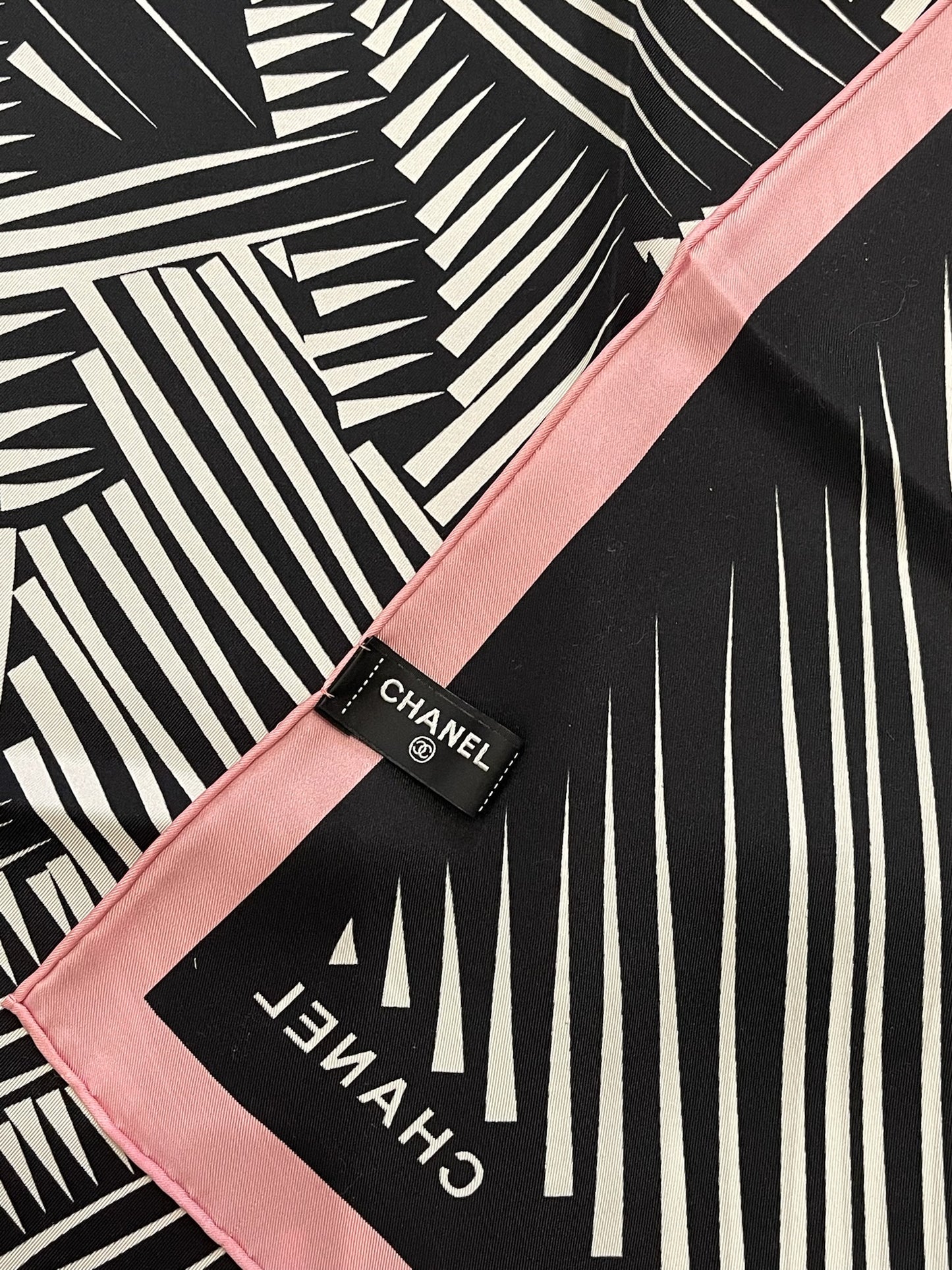 Foulard Chanel noir et rose