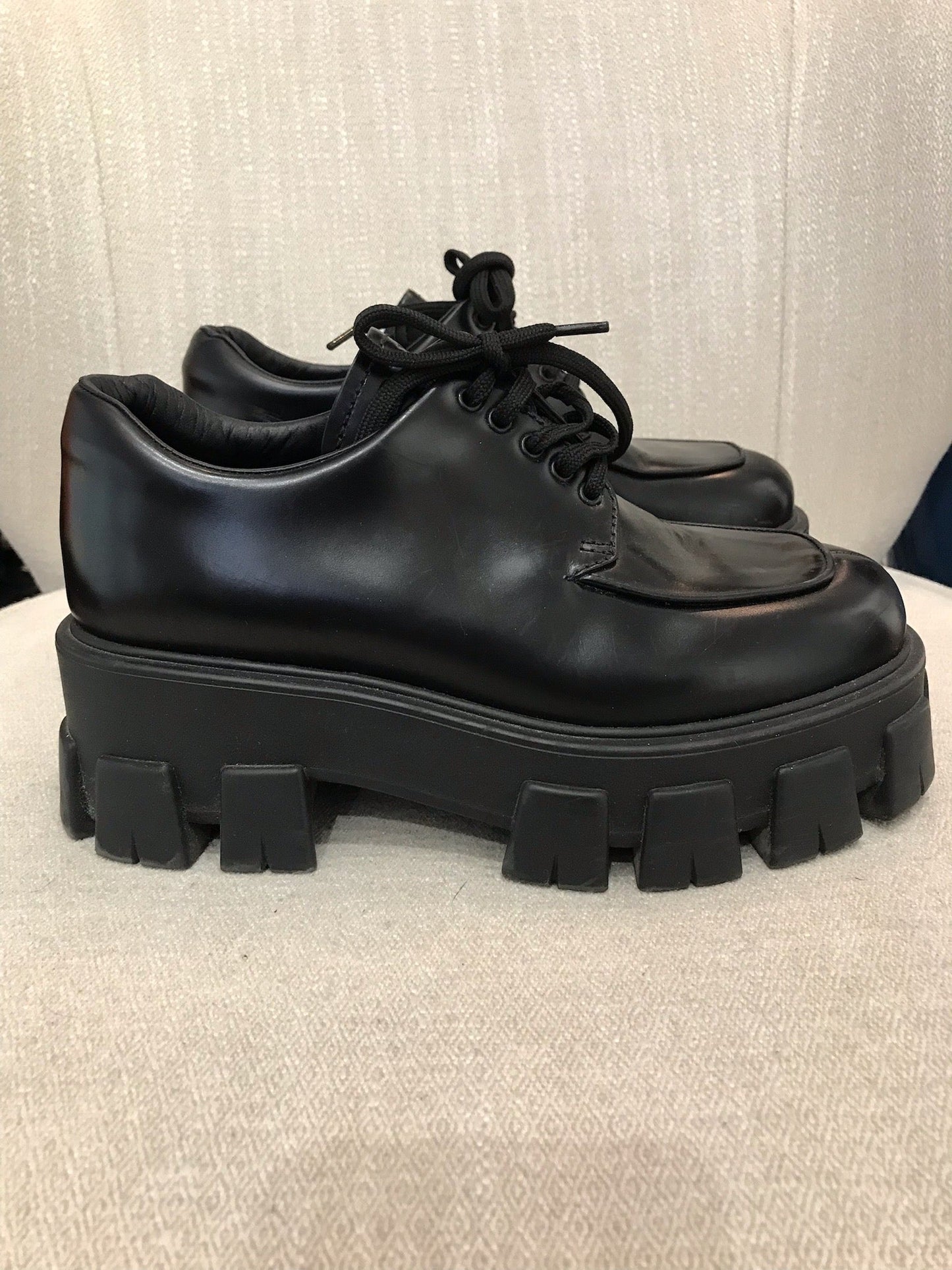 Derbies Prada noires T.37