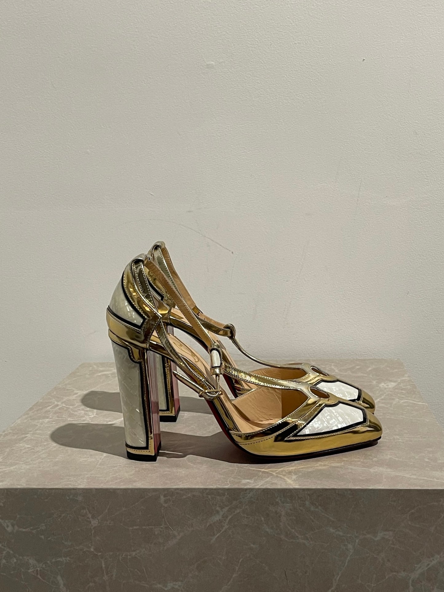Escarpins Louboutin nacre doré T.38,5
