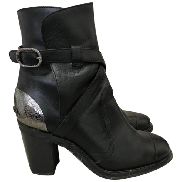 Boots Chanel noires T.37