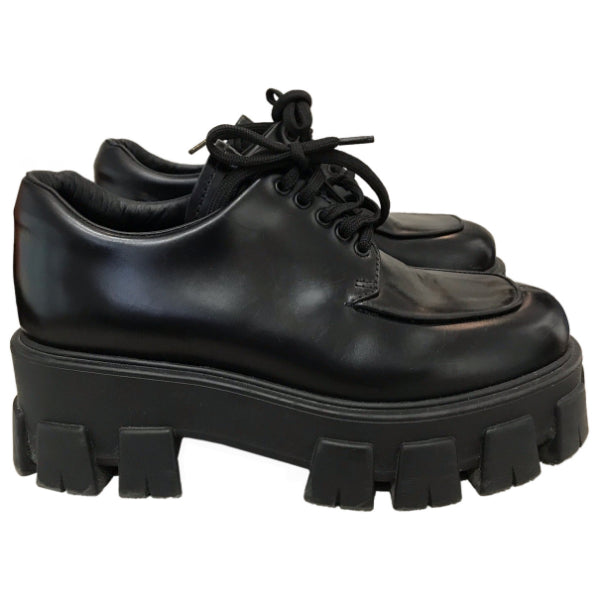 Derbies Prada noires T.37