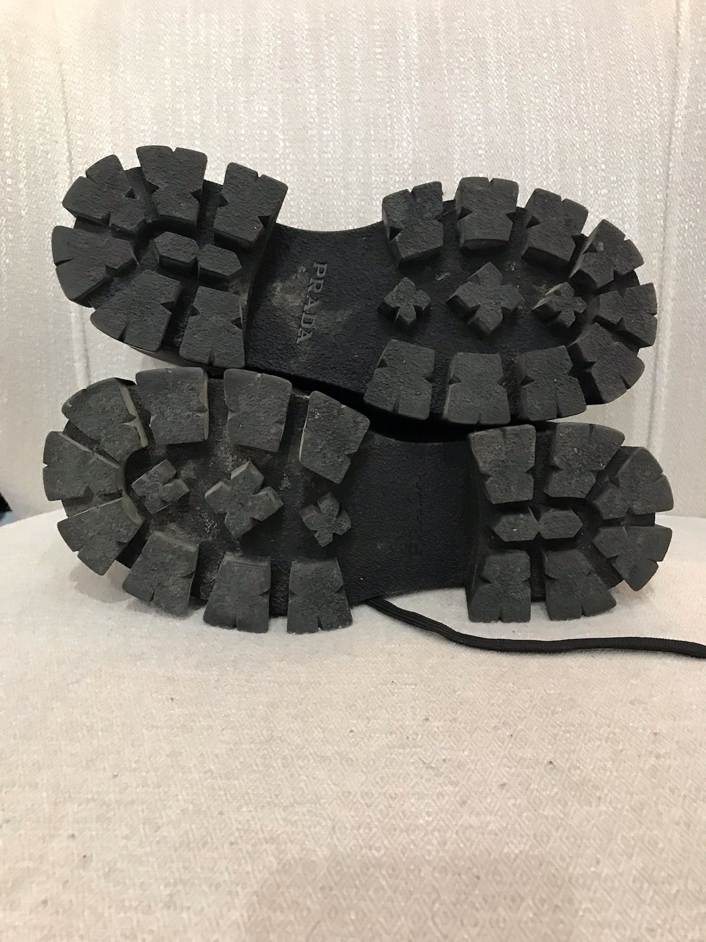 Derbies Prada noires T.37