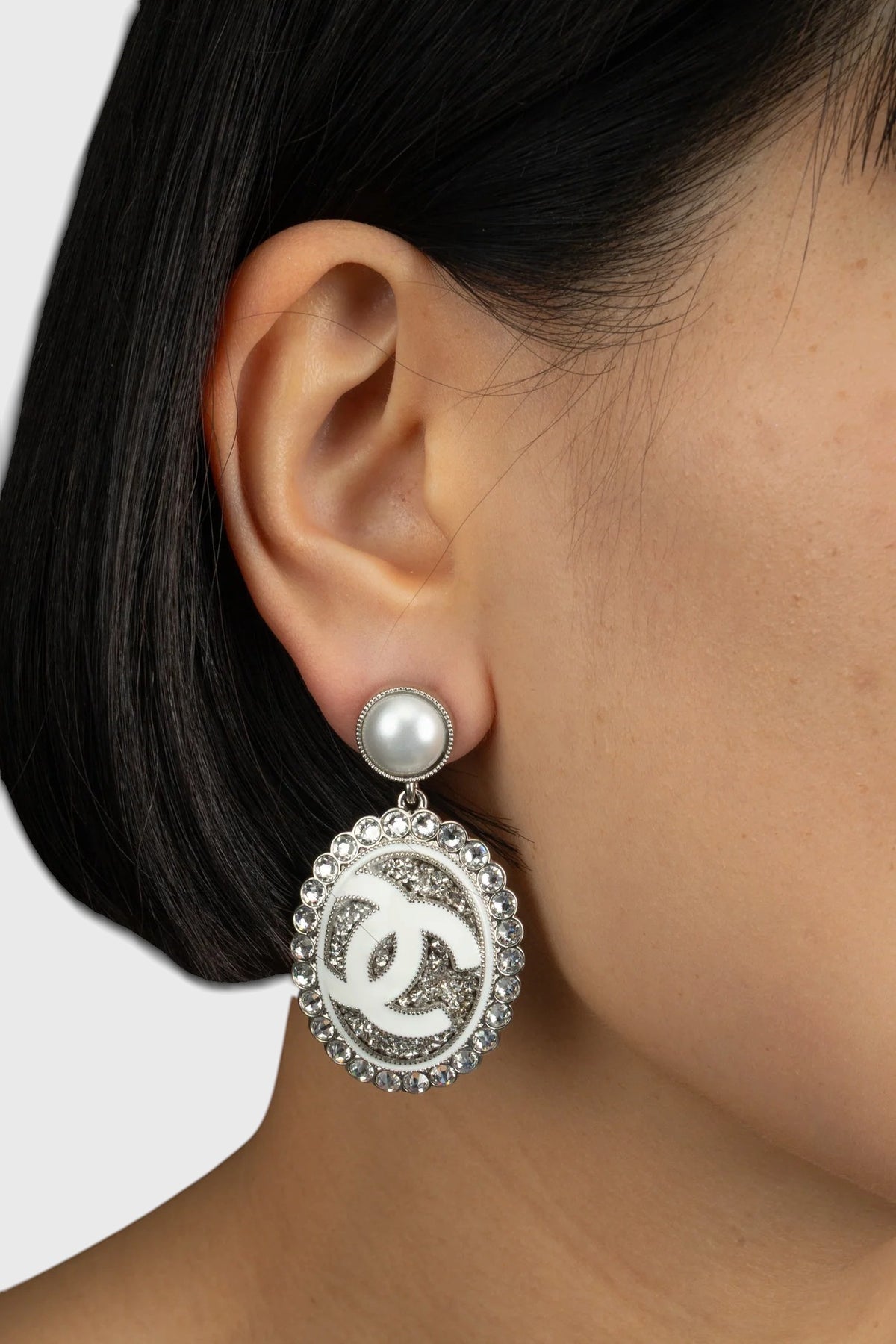 Boucles d'oreilles Chanel medaillon