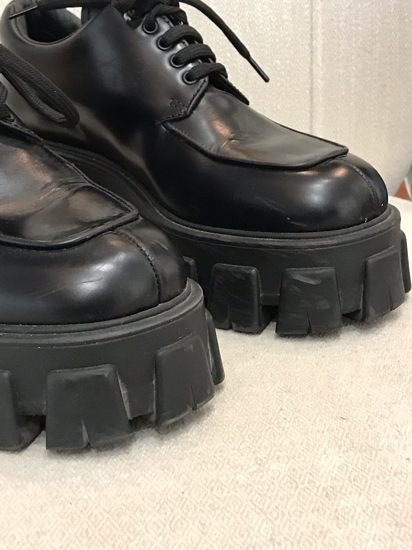 Derbies Prada noires T.37