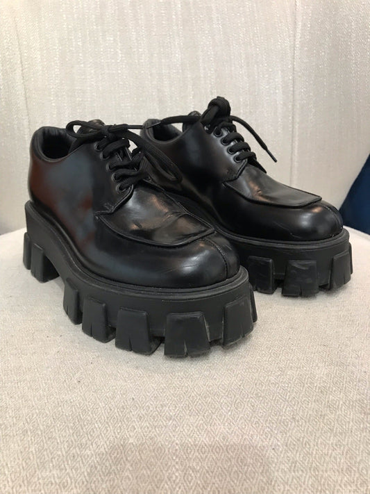 Derbies Prada noires T.37