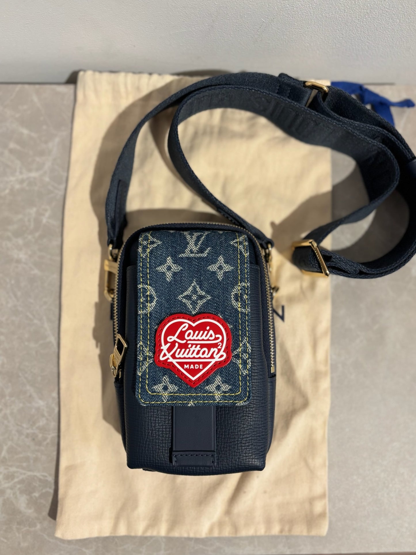 Sac pochette Louis Vuitton X Nigo bleu