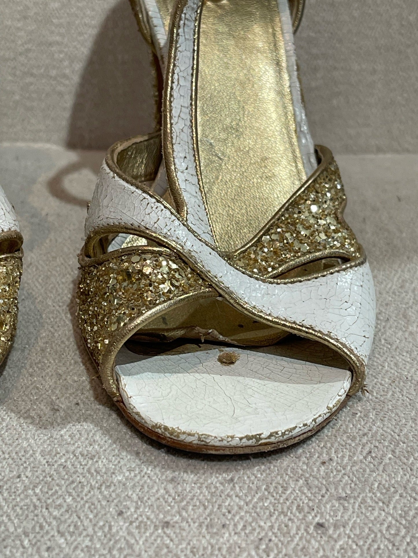 Sandales Miu Miu dorées T.39