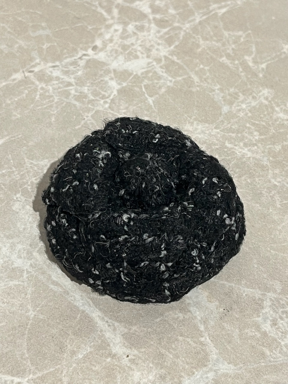 Broche Chanel Camélia noire