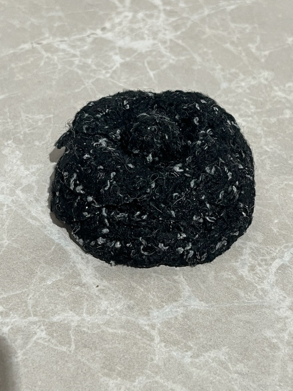 Broche Chanel Camélia noire