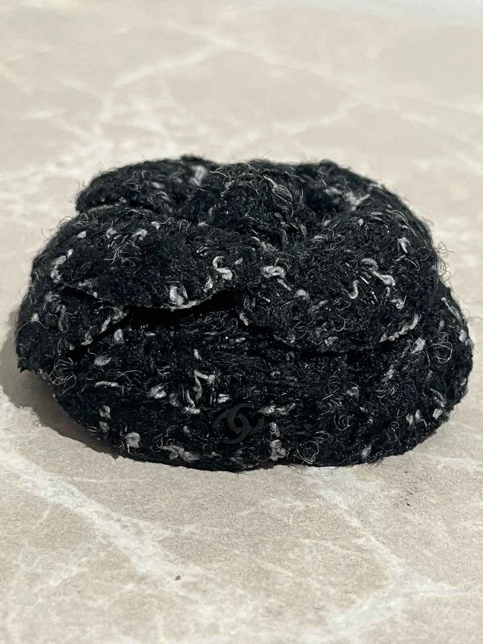 Broche Chanel Camélia noire