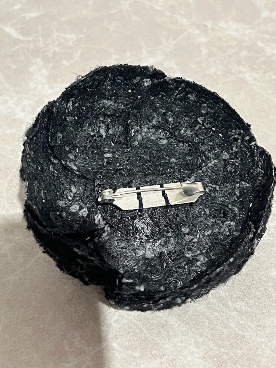 Broche Chanel Camélia noire