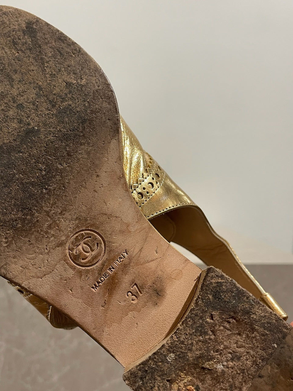 Sandales Chanel dorées T.37