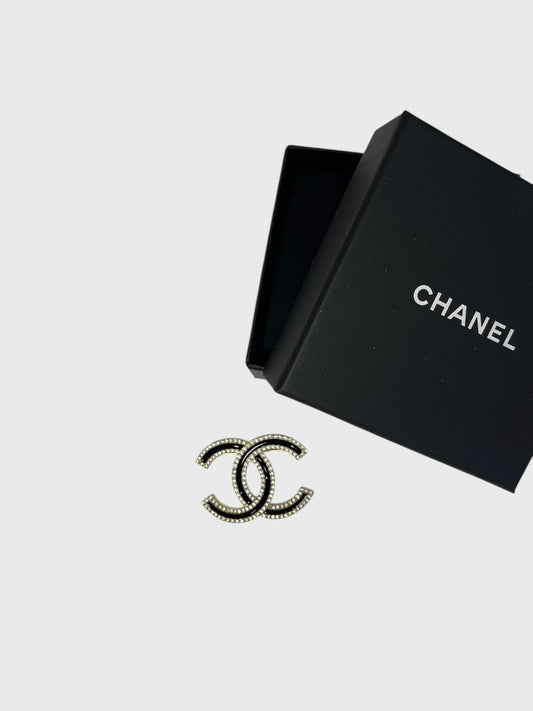 Broche Chanel CC