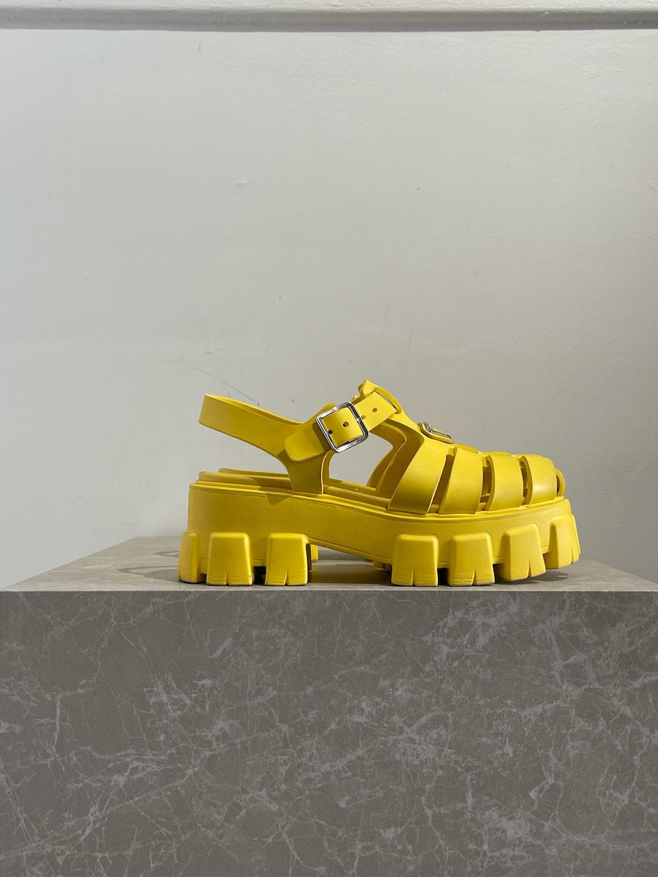 Sandales Prada jaunes T.36