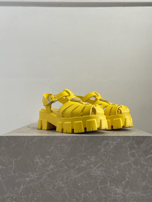 Sandales Prada jaunes T.36
