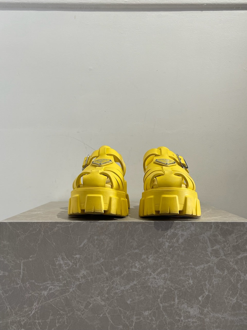 Sandales Prada jaunes T.36