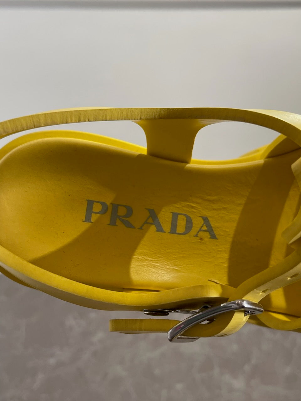 Sandales Prada jaunes T.36