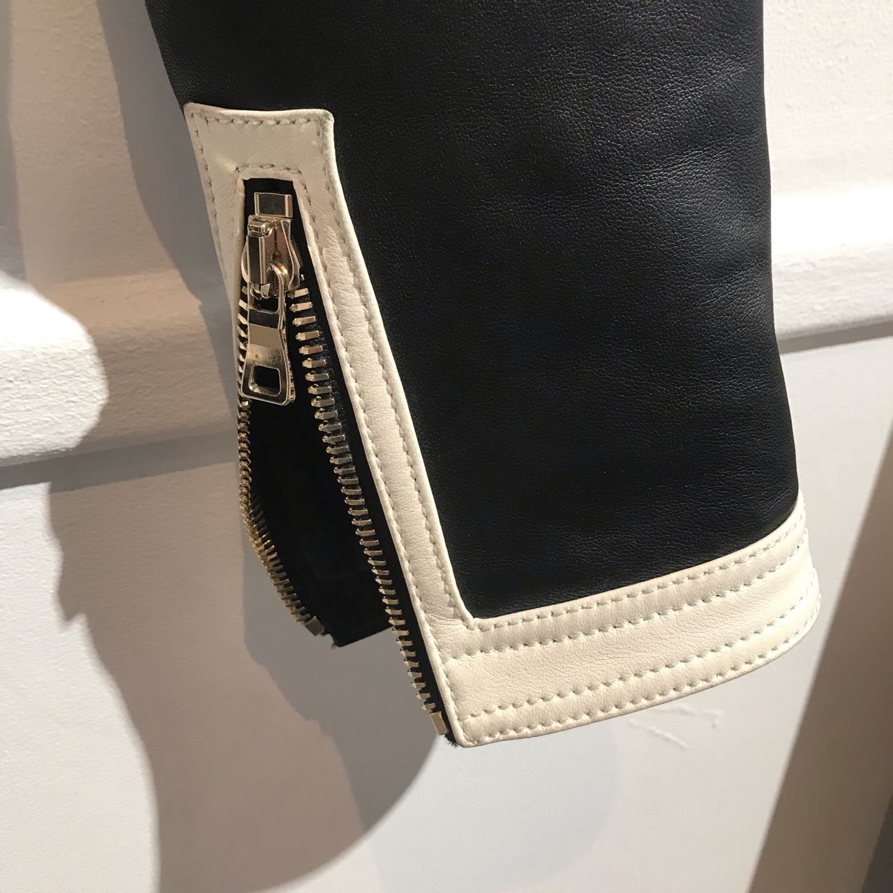 Veste Balmain cuir noir et blanc T.34