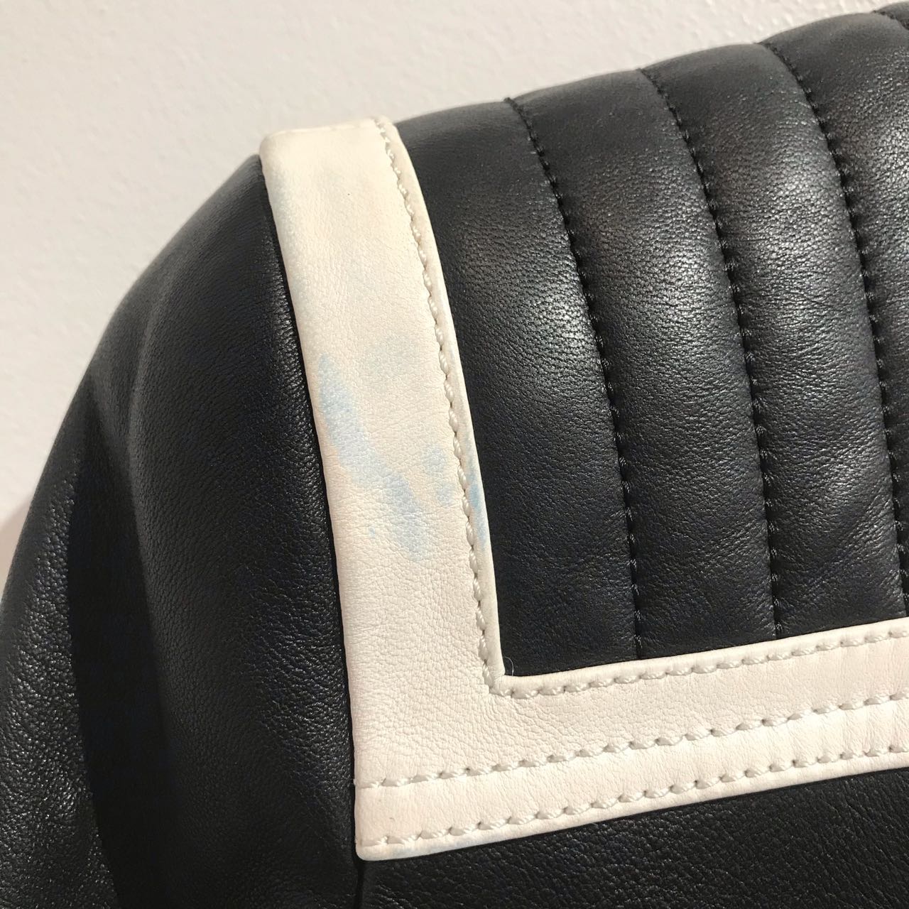 Veste Balmain cuir noir et blanc T.34