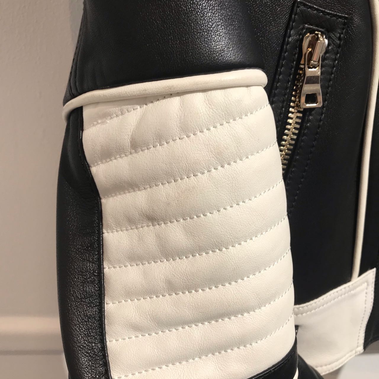 Veste Balmain cuir noir et blanc T.34