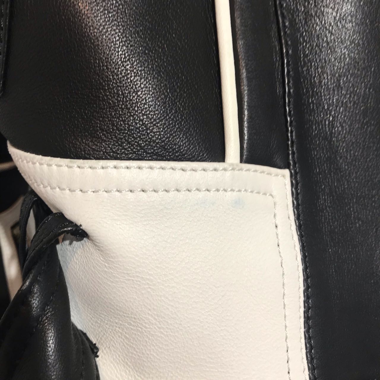 Veste Balmain cuir noir et blanc T.34