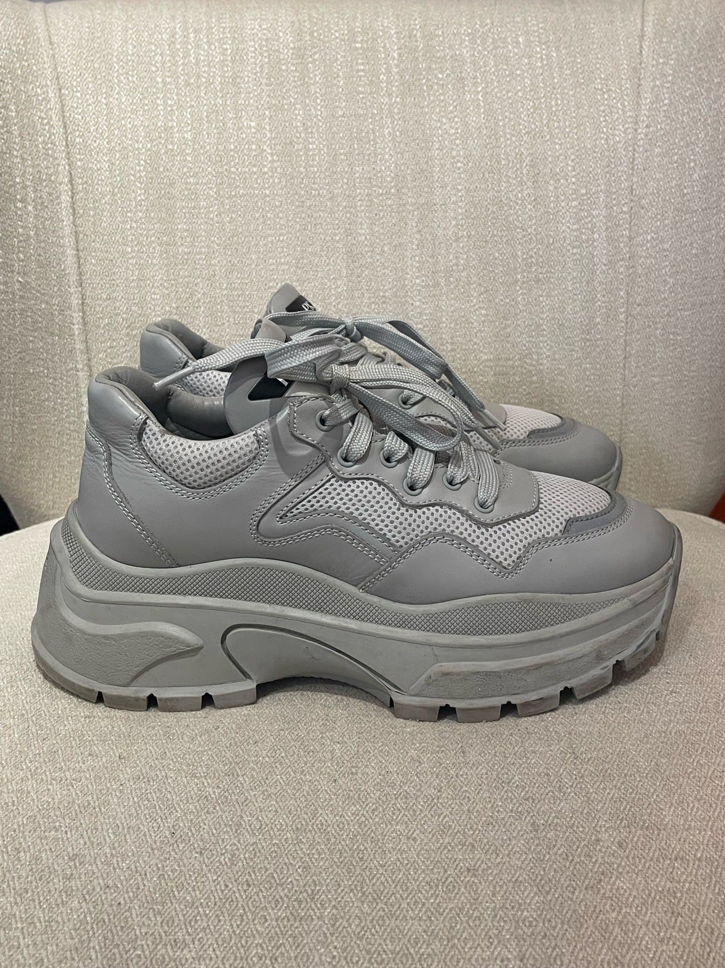 Baskets Prada grises T.38,5