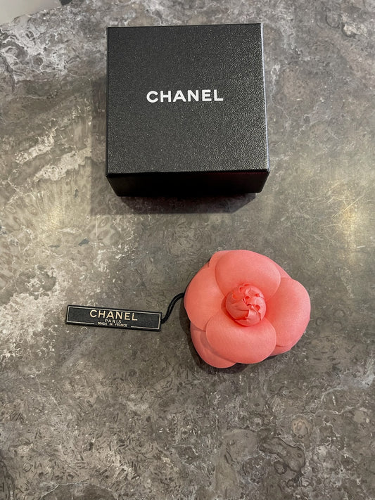 Broche Chanel Camelia rose