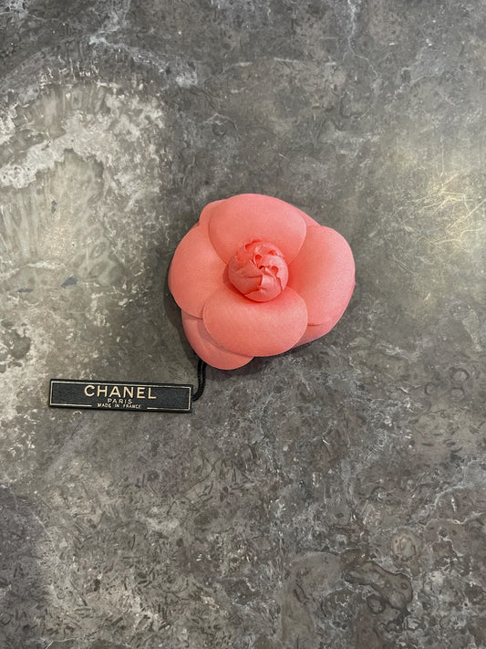 Broche Chanel Camelia rose