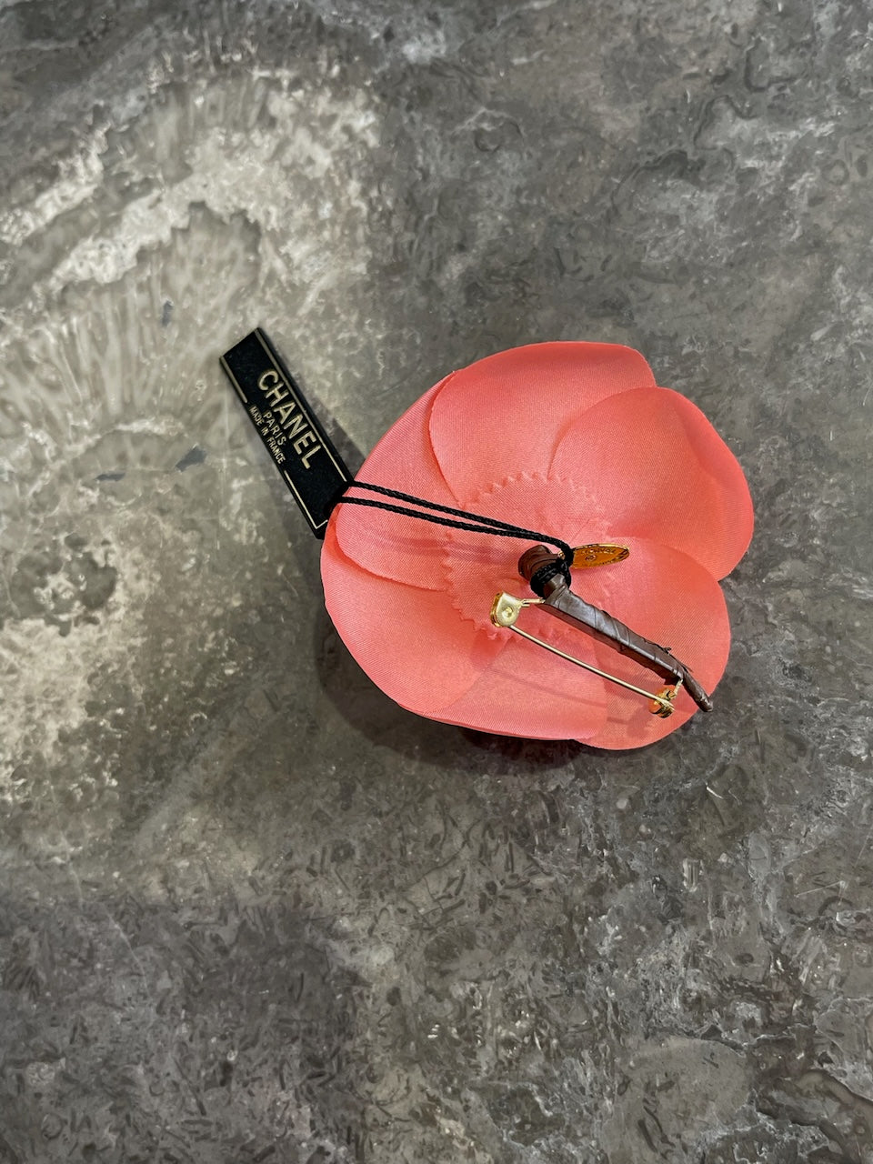 Broche Chanel Camelia rose