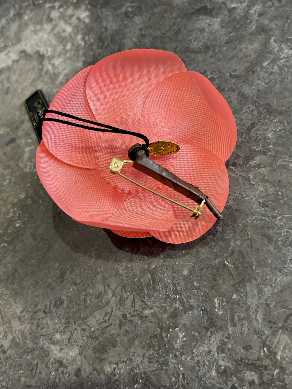 Broche Chanel Camelia rose