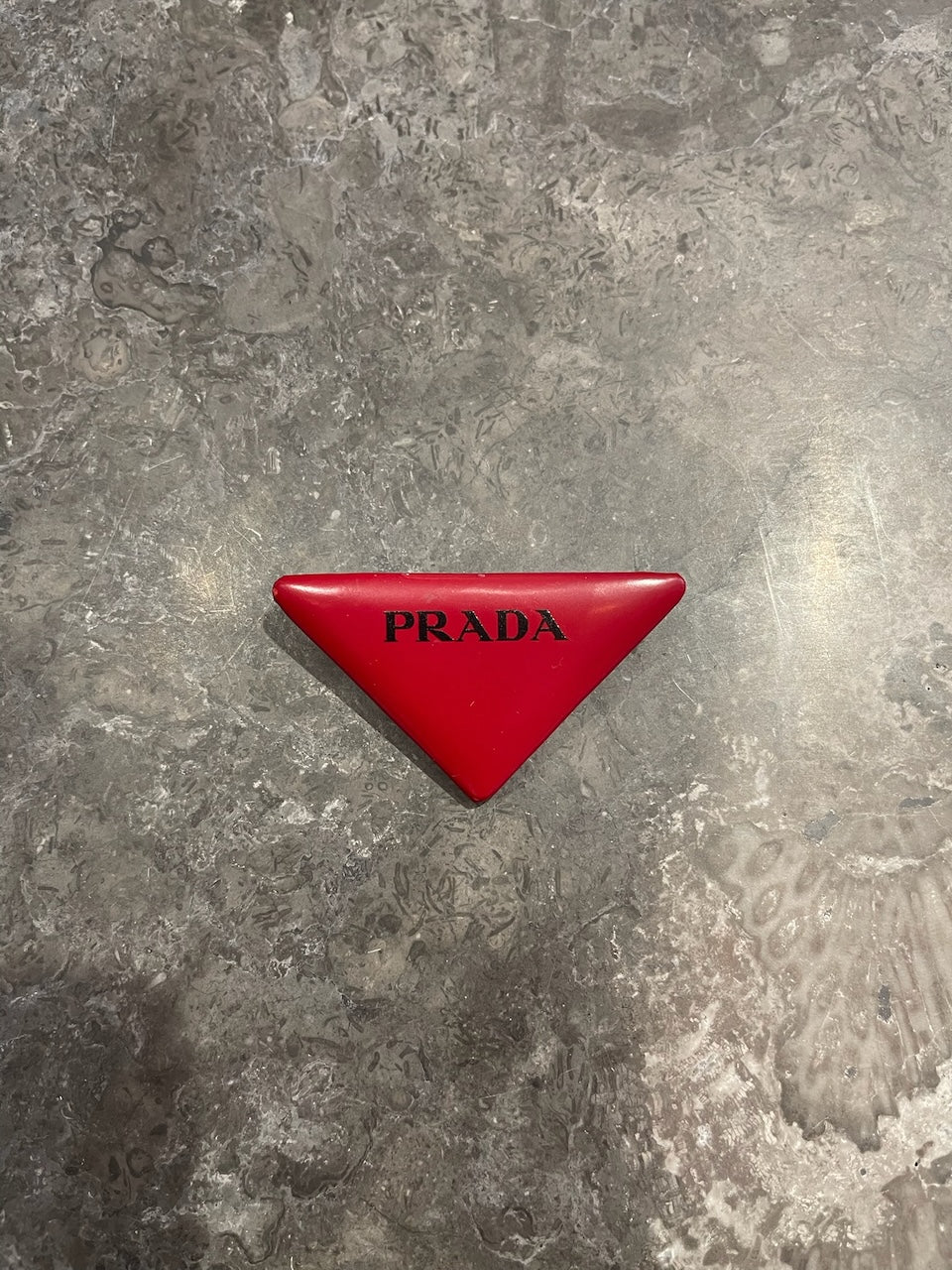 Pins Prada rouge