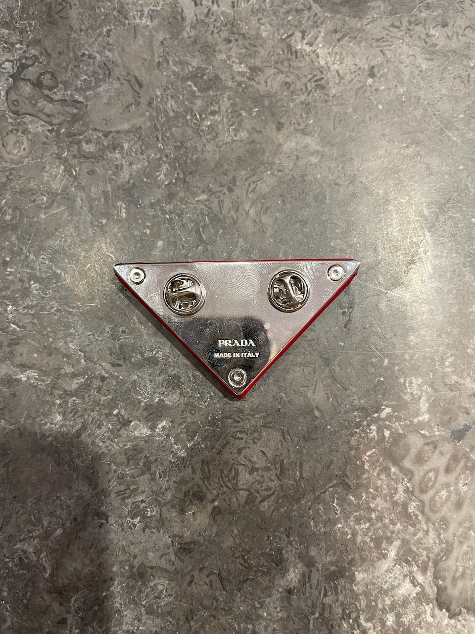Pins Prada rouge