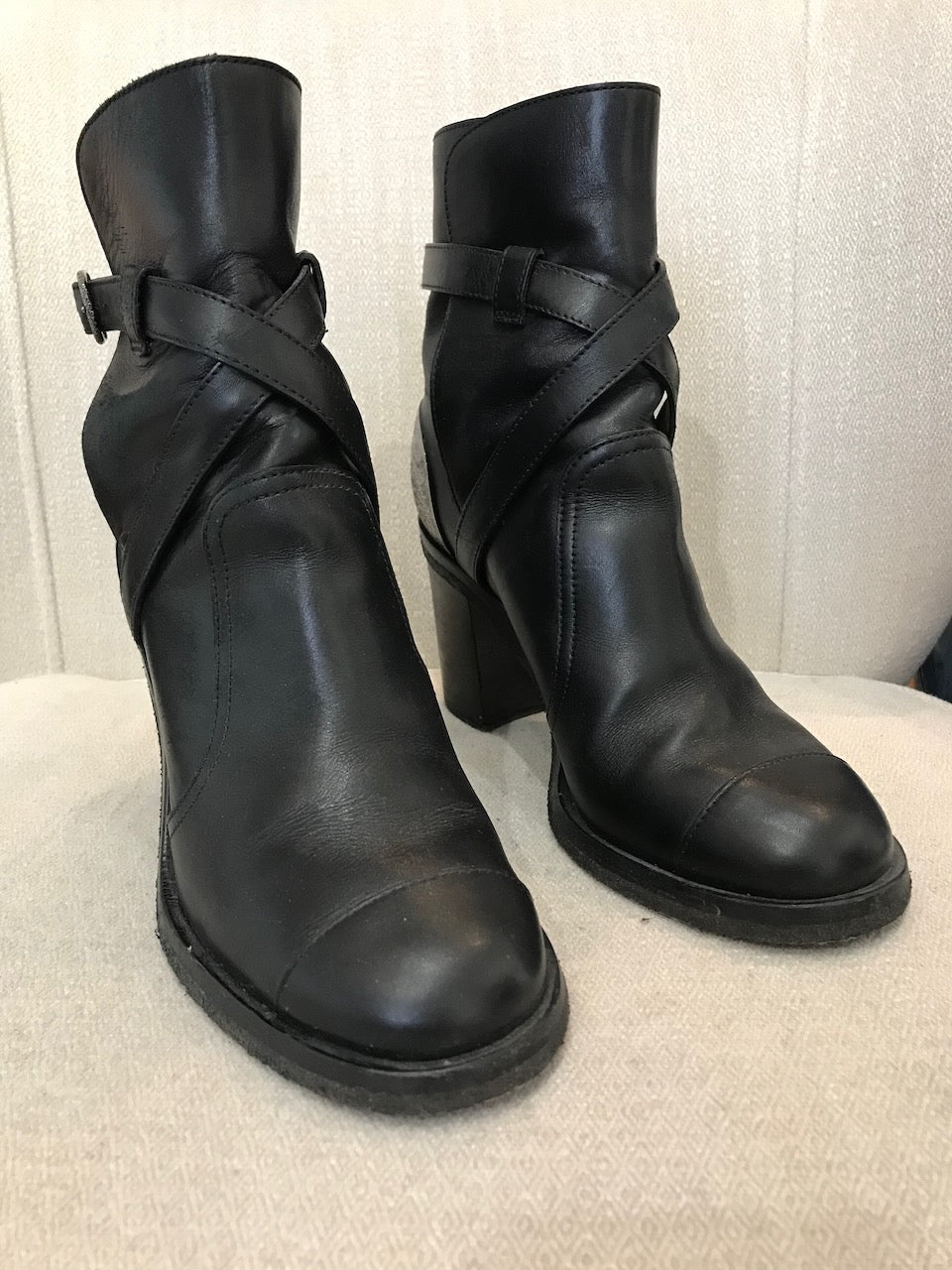 Boots Chanel noires T.37