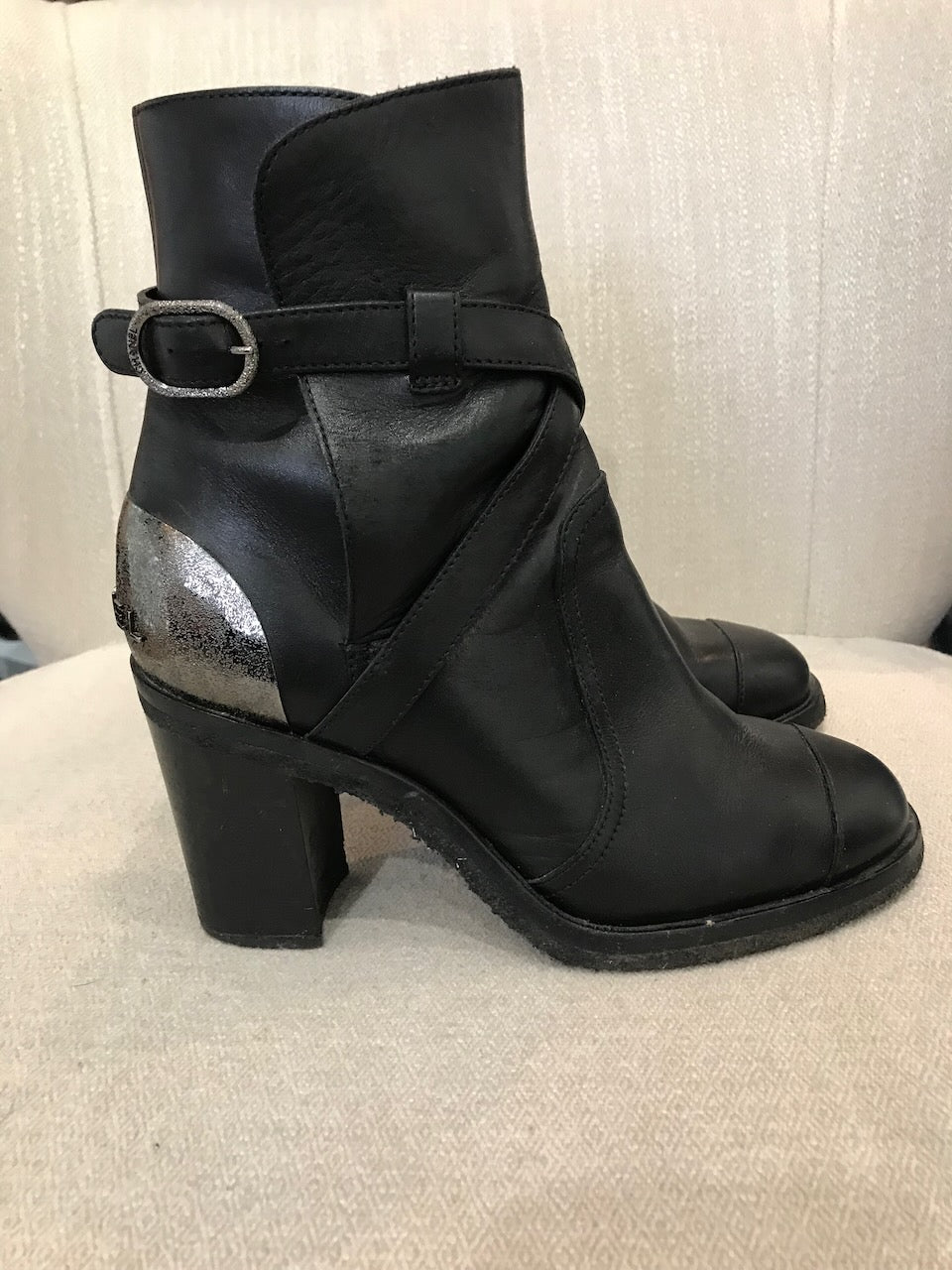 Boots Chanel noires T.37