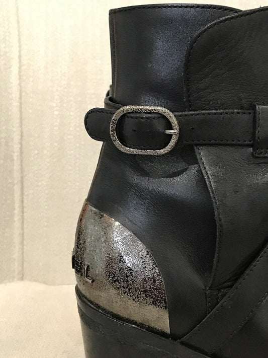 Boots Chanel noires T.37