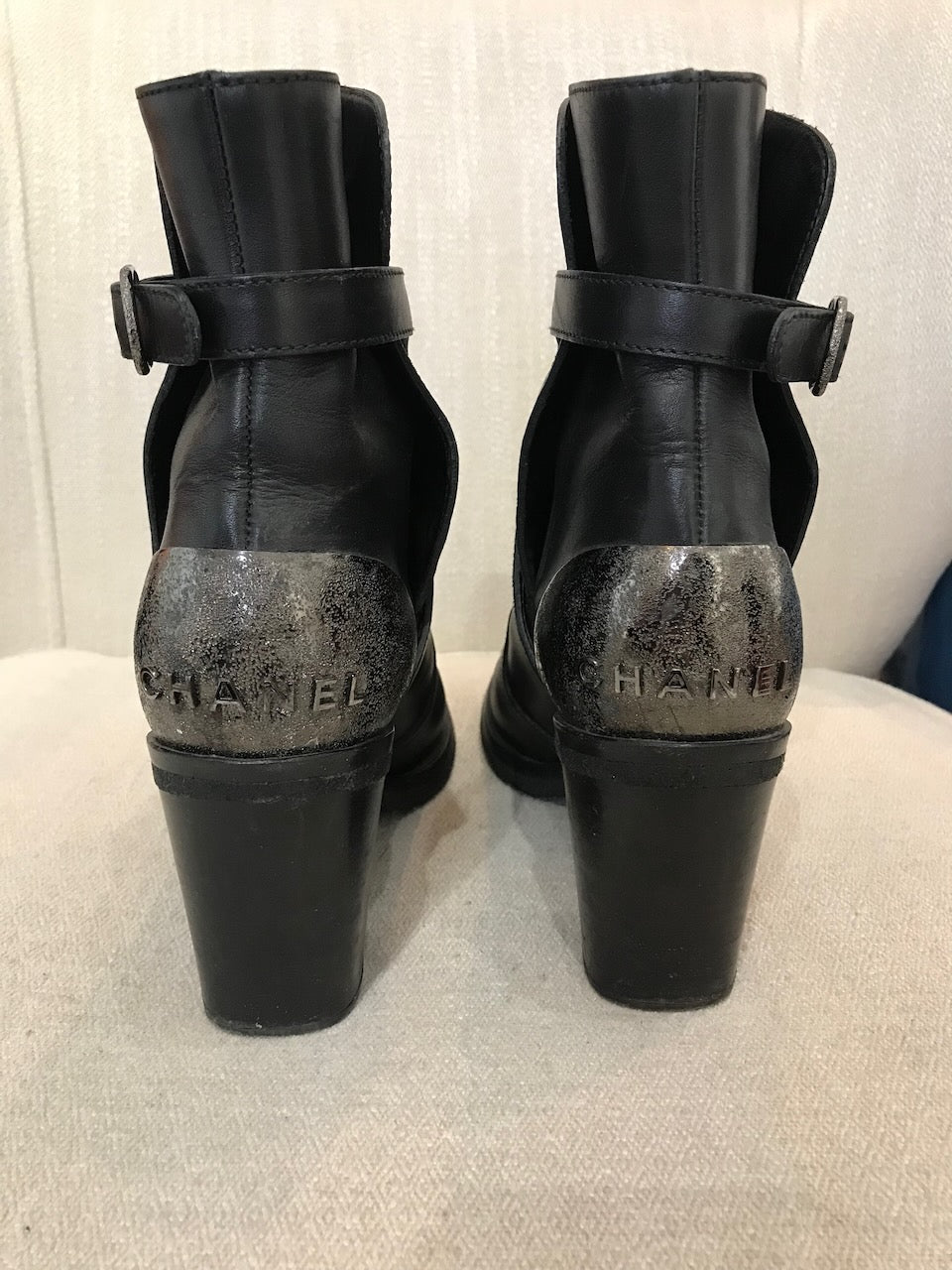 Boots Chanel noires T.37