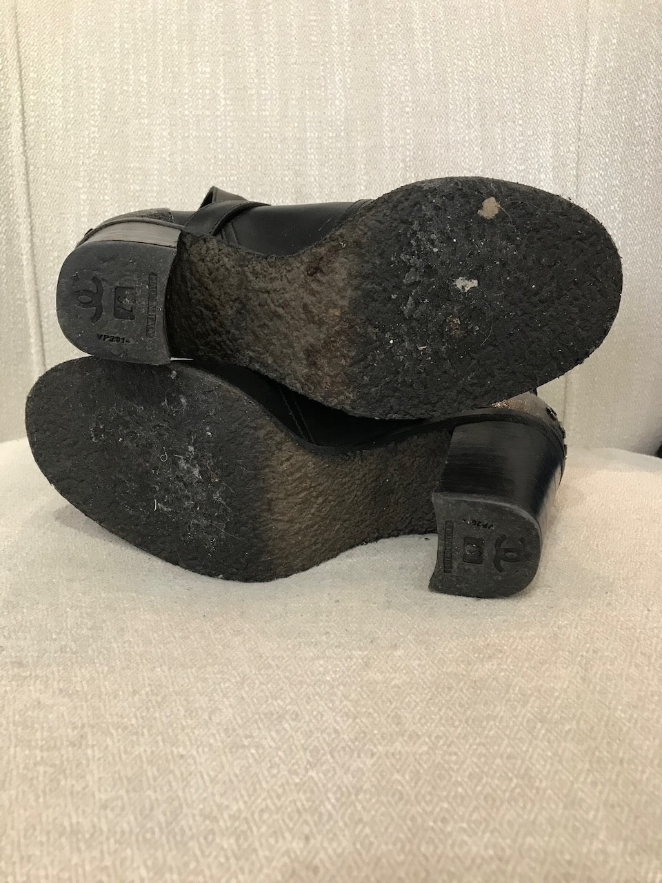 Boots Chanel noires T.37