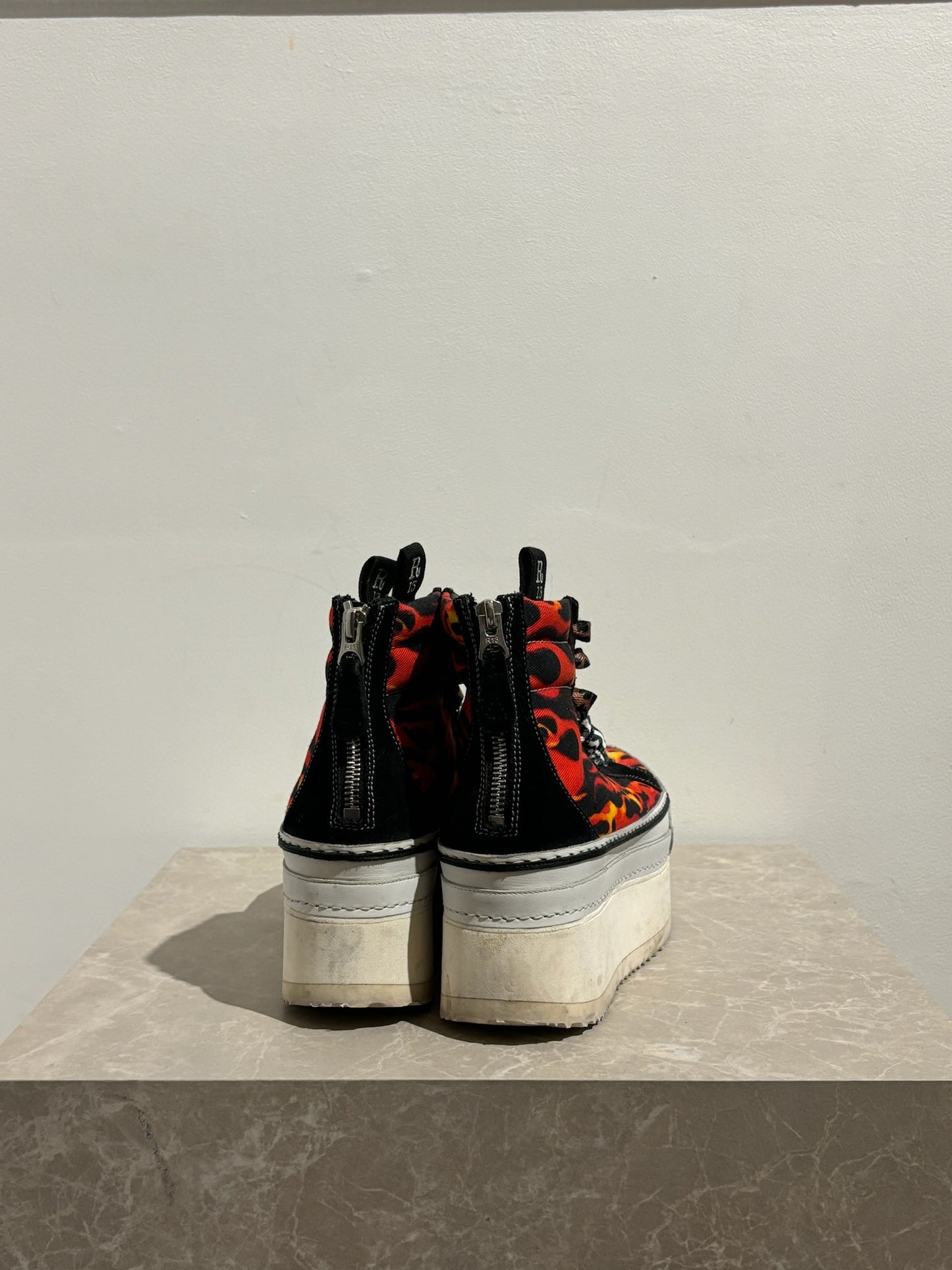 Baskets R13 flammes T.37