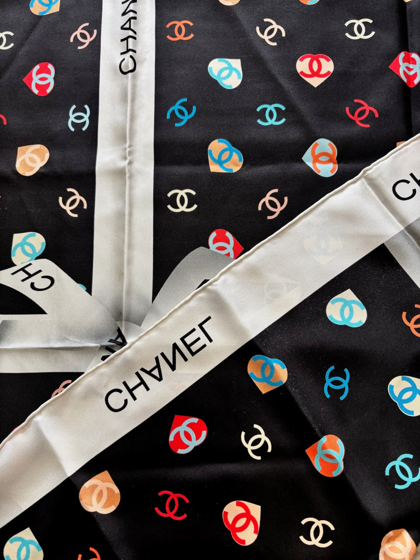 Foulard 90 Chanel ruban blanc