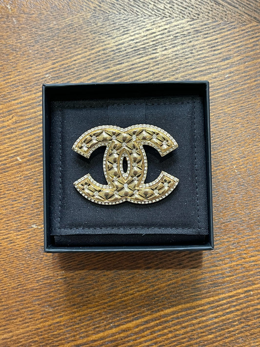 Broche Chanel CC dorée