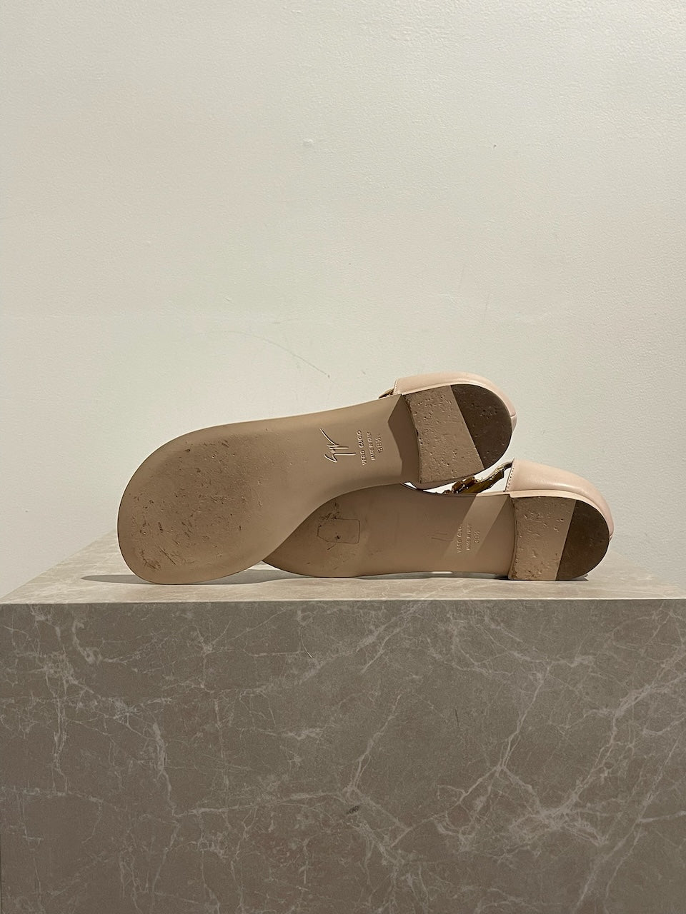 Sandales Giuseppe Zanotti beiges T.38,5