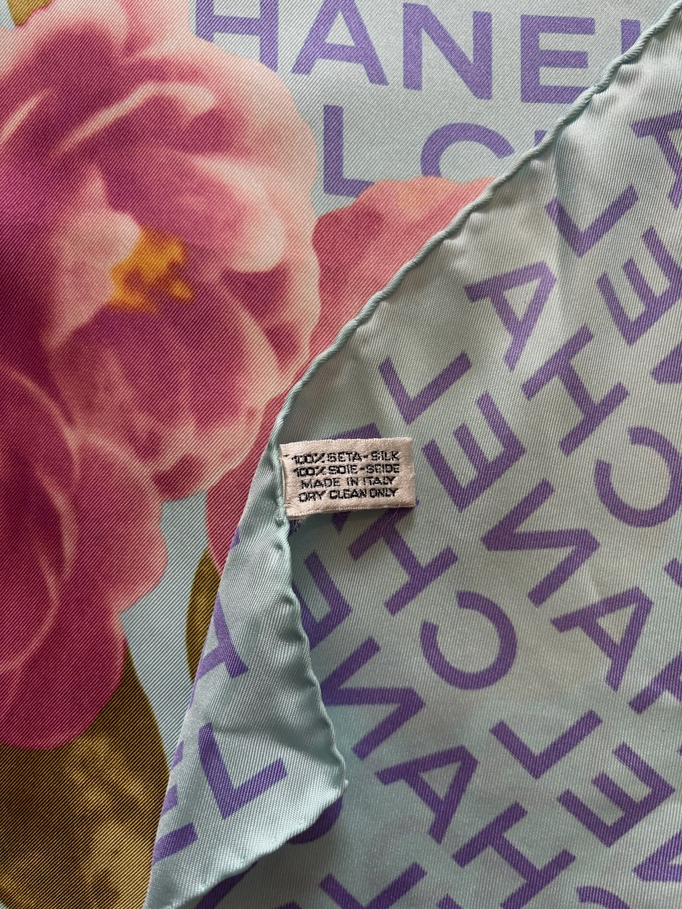 Foulard Chanel bleu et rose