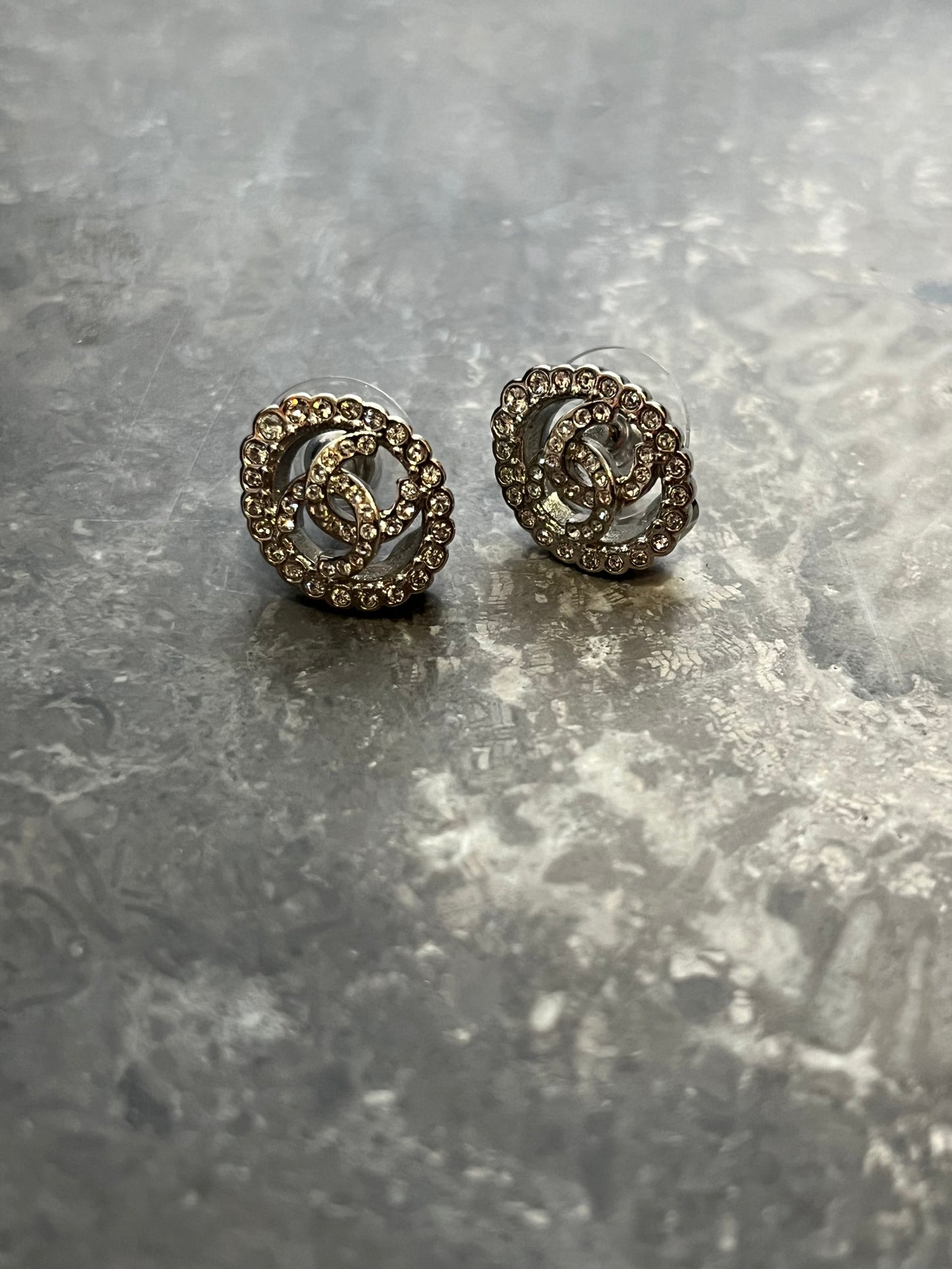 Boucles d'oreilles Chanel ovale argent strass