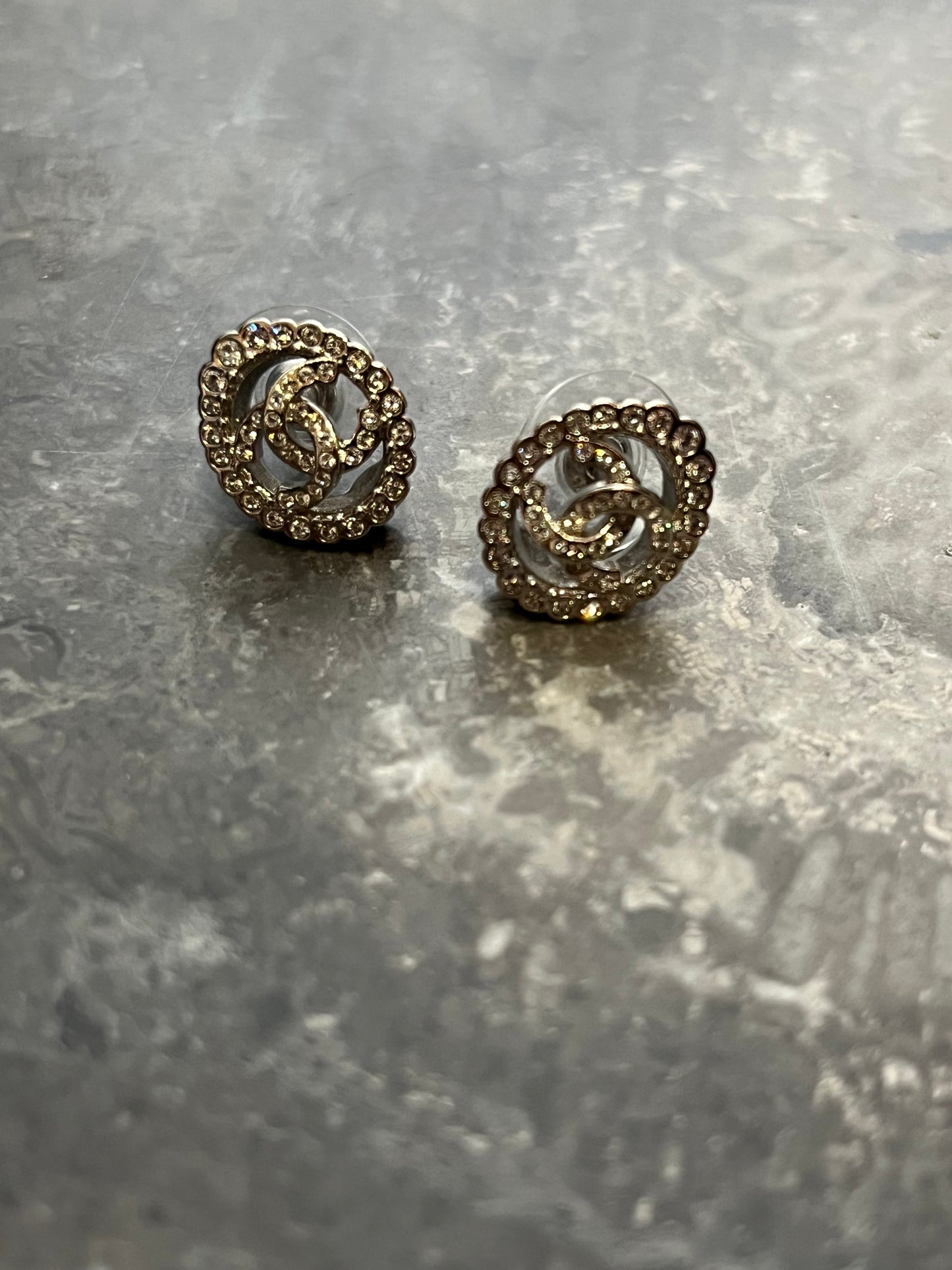 Boucles d'oreilles Chanel ovale argent strass
