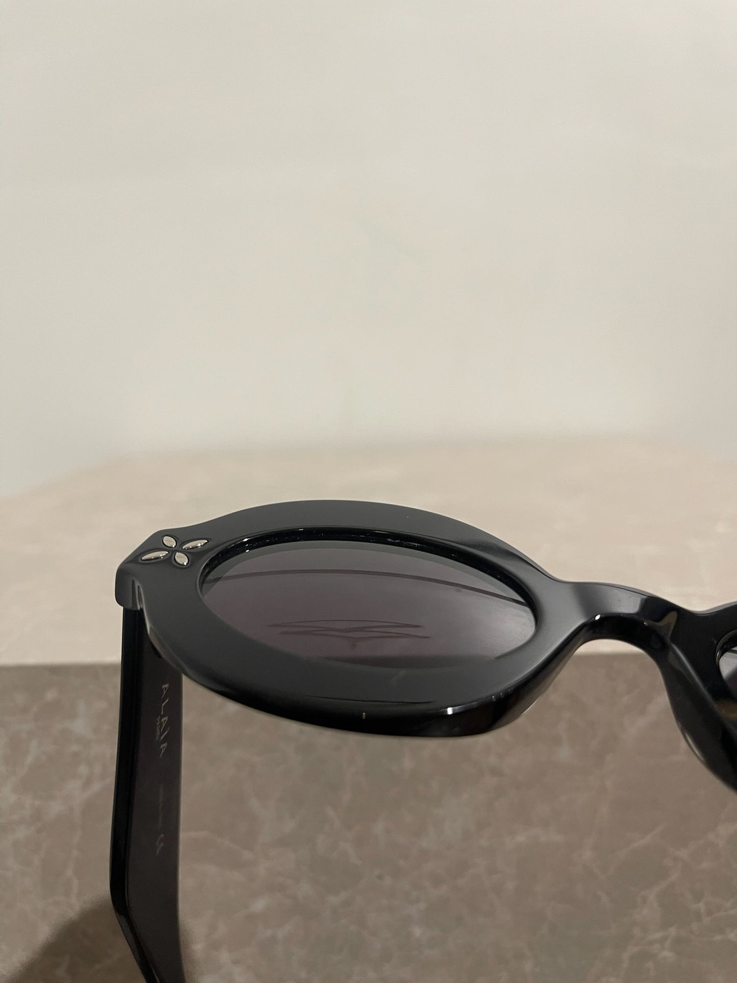 Lunettes de soleil Alaia noires