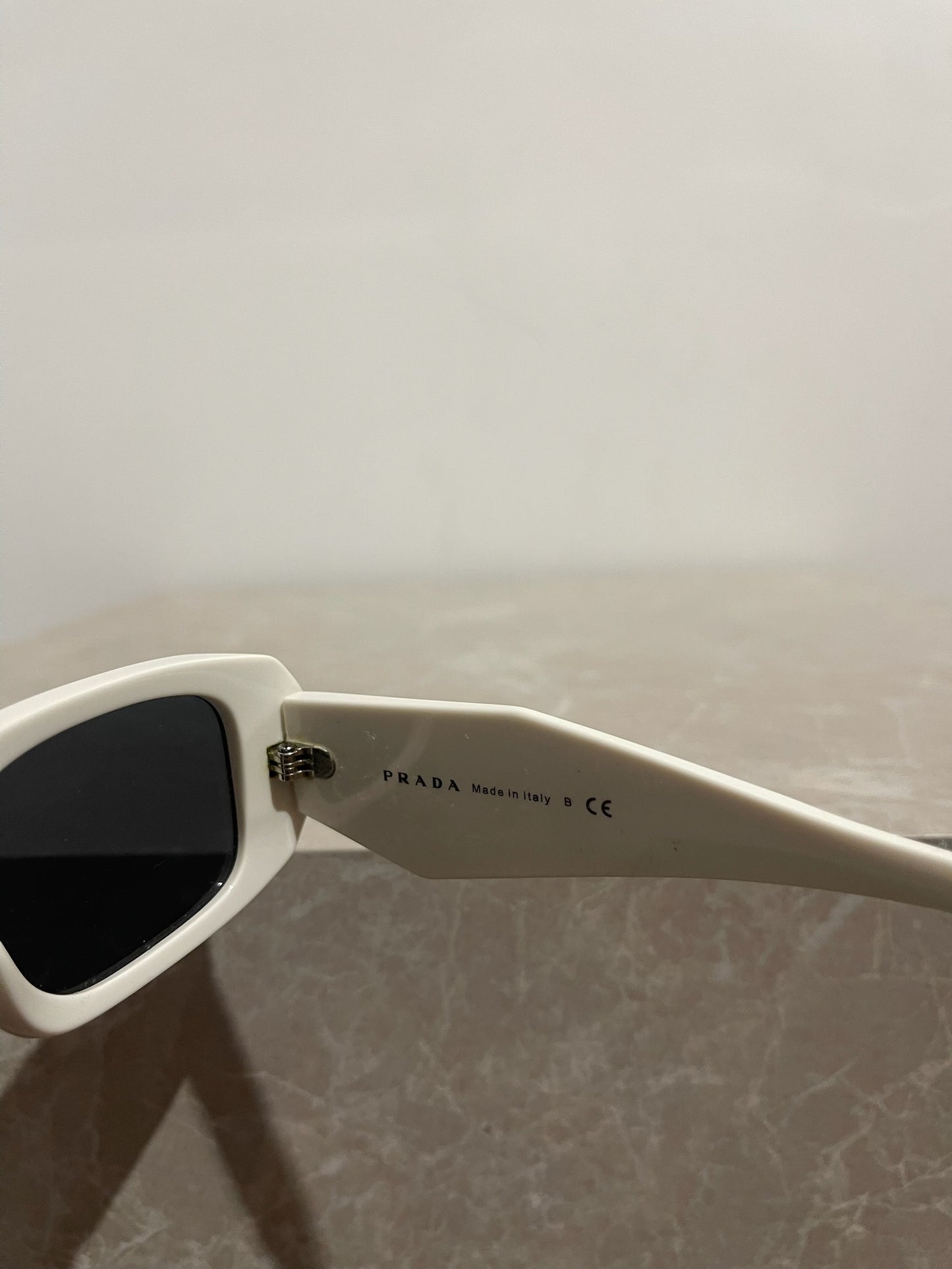 Lunettes de soleil Prada blanches