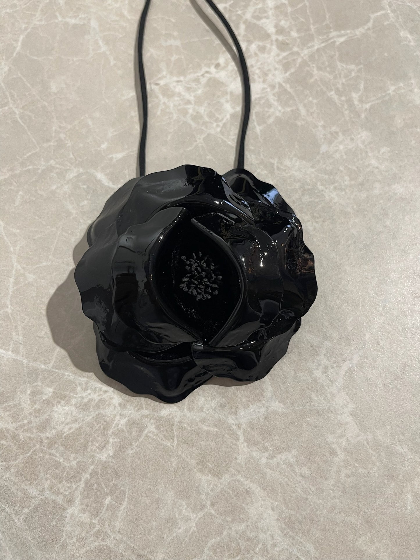 Collier Saint Laurent fleur noir