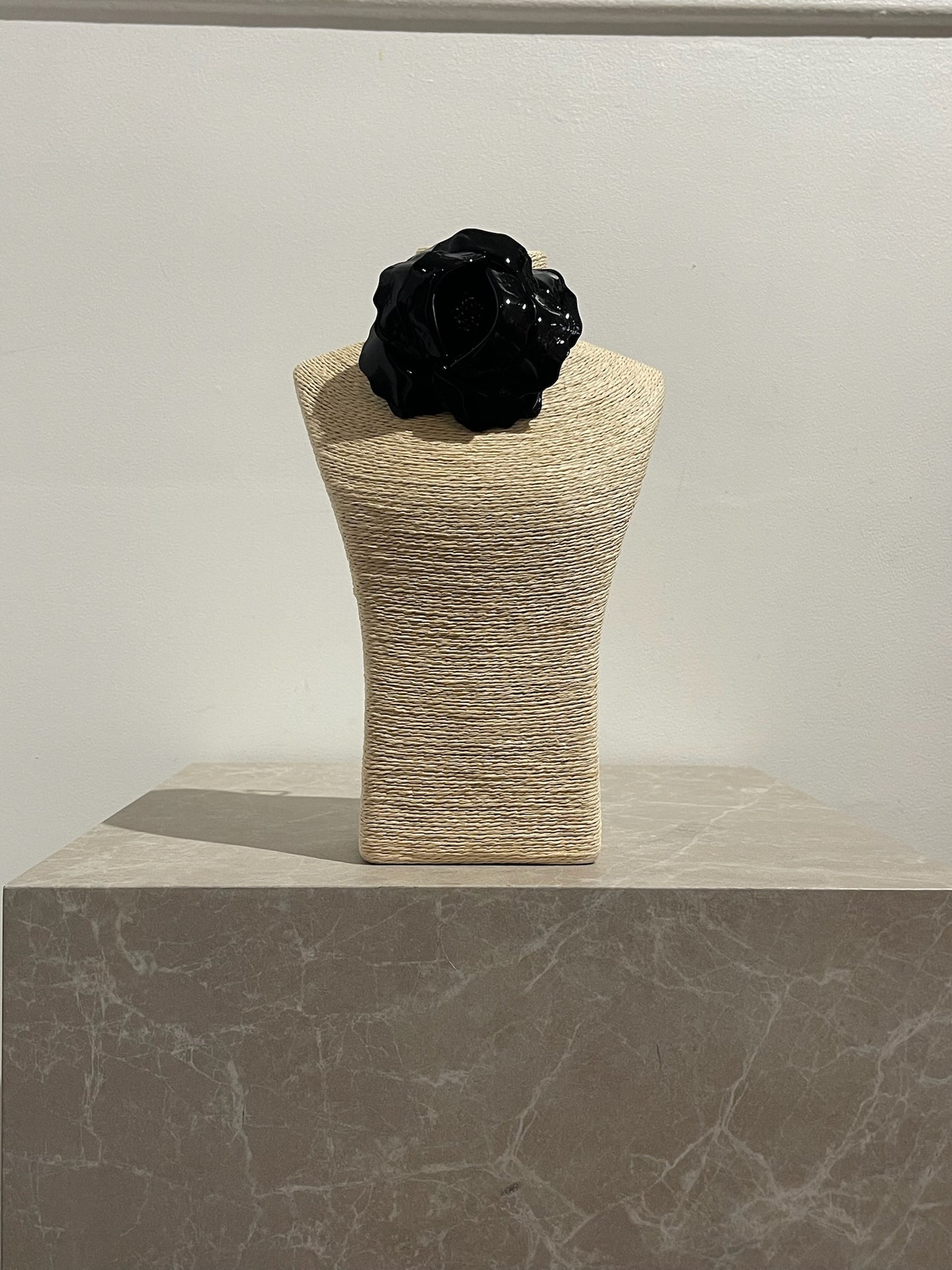 Collier Saint Laurent fleur noir