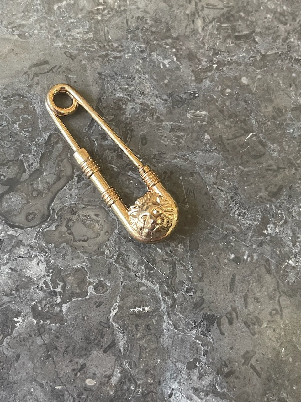 Broche Versace dorée