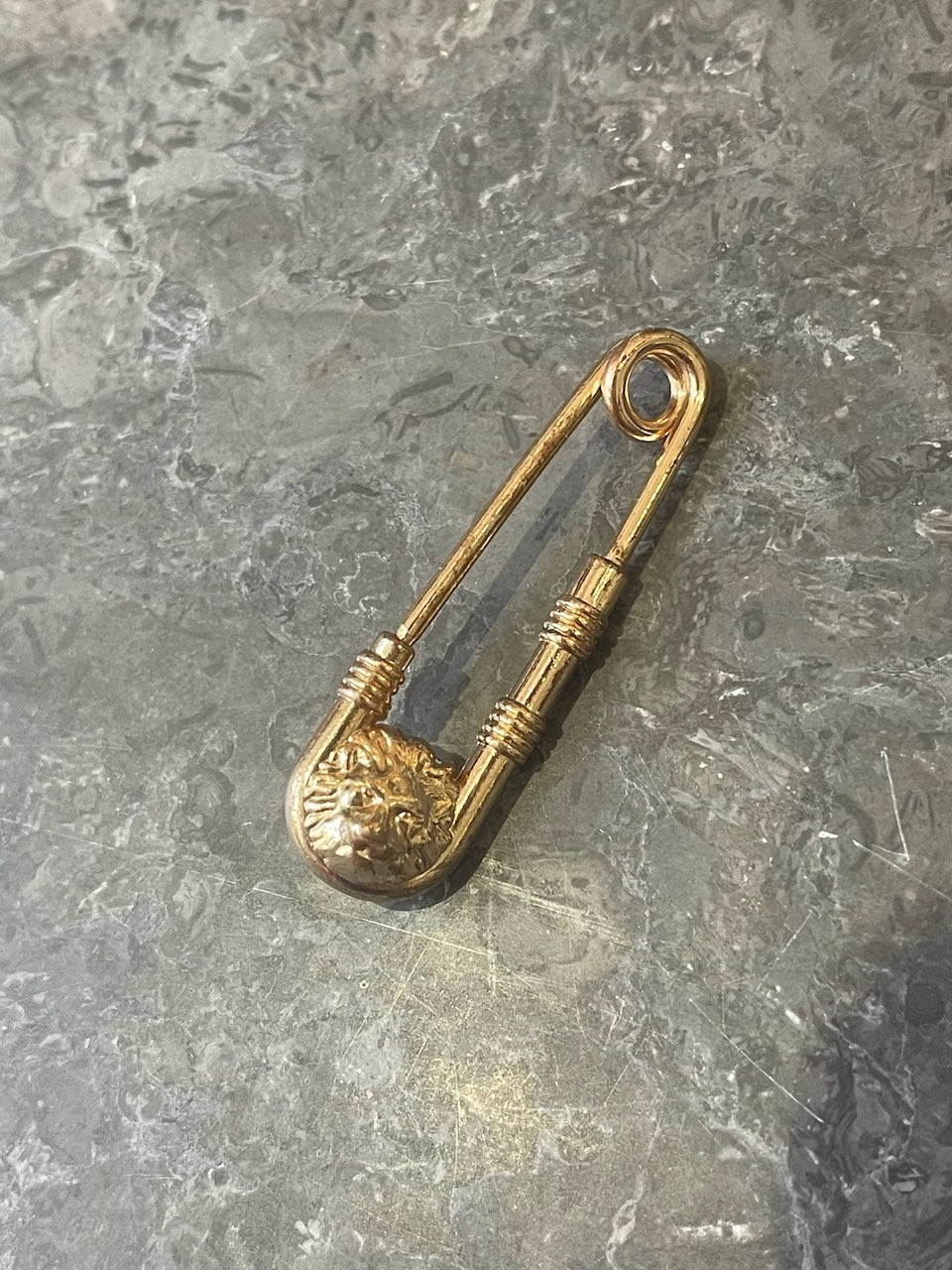 Broche Versace dorée